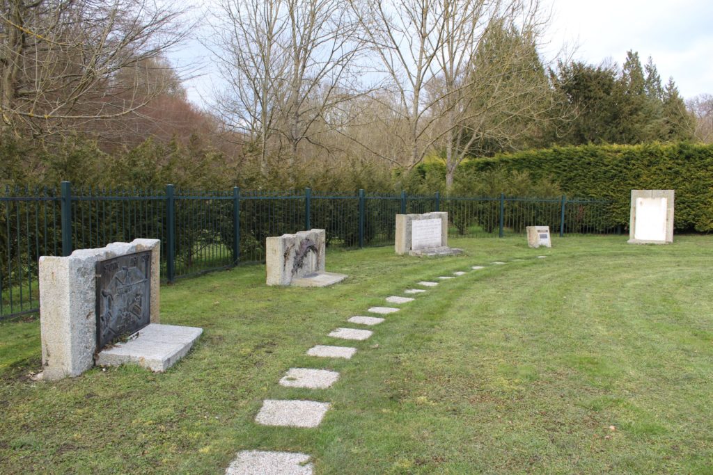 stèles-jardin-de-la-mémoire